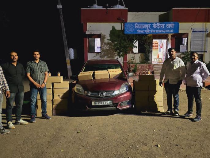 The car was blocked and spied, counterfeit liquor worth 1 lakh was seized | नाकाबंदी करून कार हेरली, १ लाखांची बनावट दारू जप्त केली The car was blocked and spied, counterfeit liquor worth 1 lakh was seized | नाकाबंदी करून कार हेरली, १ लाखांची बनावट दारू जप्त केली