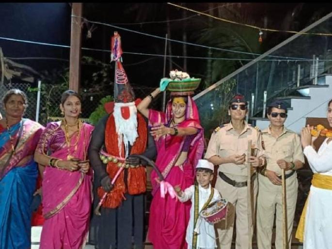 Songani of Dhulwadi entertained the citizens | धुळवडीच्या सोंगानी केली नागरीकांची करमणूक; चिमुकल्यांसह आबाल वृध्दांनी मात्र ही प्रथा कायम राखली