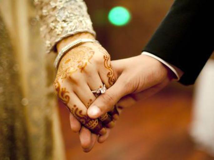 bride starts celebrating after groom says qubool hai in Nikah | Viral Video: नवरदेवाने कबुल है म्हणताच नवरीने केले असे काही की स्वत:ची वाटली लाज, शरमने झाली लाल bride starts celebrating after groom says qubool hai in Nikah | Viral Video: नवरदेवाने कबुल है म्हणताच नवरीने केले असे काही की स्वत:ची वाटली लाज, शरमने झाली लाल