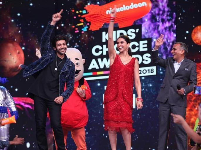 kartik aaryan and deepika padukone enacting machhli jal ki rani hai at a award show | कार्तिक आर्यनने दीपिका पादुकोणला शिकवली कविता...पाहा, व्हिडिओ!! kartik aaryan and deepika padukone enacting machhli jal ki rani hai at a award show | कार्तिक आर्यनने दीपिका पादुकोणला शिकवली कविता...पाहा, व्हिडिओ!!