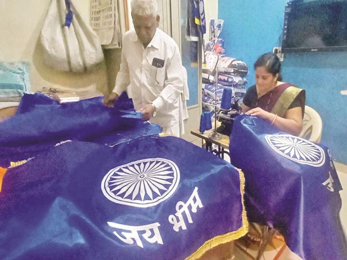 Flags fill many people's lives with 'colour'; The flags of Chhatrapati Sambhajinagar are also flying abroad | झेंड्यांनी भरला अनेकांच्या आयुष्यात ‘रंग’; परराज्यातही फडकतात छत्रपती संभाजीनगरचे झेंडे Flags fill many people's lives with 'colour'; The flags of Chhatrapati Sambhajinagar are also flying abroad | झेंड्यांनी भरला अनेकांच्या आयुष्यात ‘रंग’; परराज्यातही फडकतात छत्रपती संभाजीनगरचे झेंडे