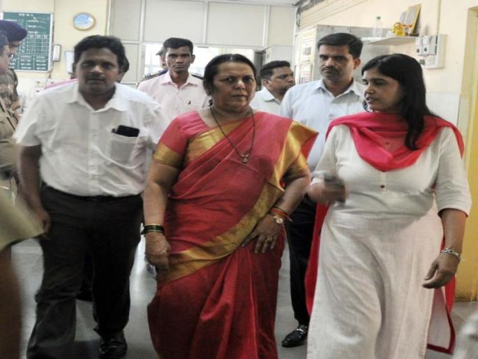 Neelam Gorheneni gifted a girl jumping from the building to save her life | अब्रू वाचवण्यासाठी इमारतीवरून उडी मारणाऱ्या मुलीची नीलम गोऱ्हेंनी घेतली भेट Neelam Gorheneni gifted a girl jumping from the building to save her life | अब्रू वाचवण्यासाठी इमारतीवरून उडी मारणाऱ्या मुलीची नीलम गोऱ्हेंनी घेतली भेट