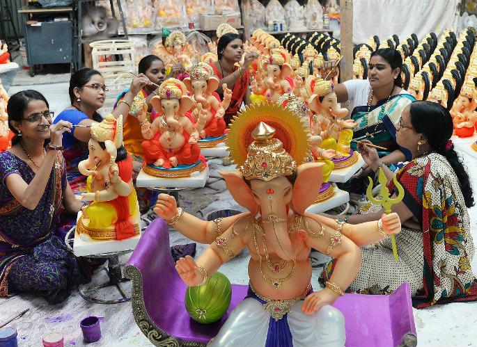 Bappa's help hand 'hand' | सोलापूरातील विडी वळणाºया हातांना बाप्पाचा मदतीचा ‘हात’ Bappa's help hand 'hand' | सोलापूरातील विडी वळणाºया हातांना बाप्पाचा मदतीचा ‘हात’