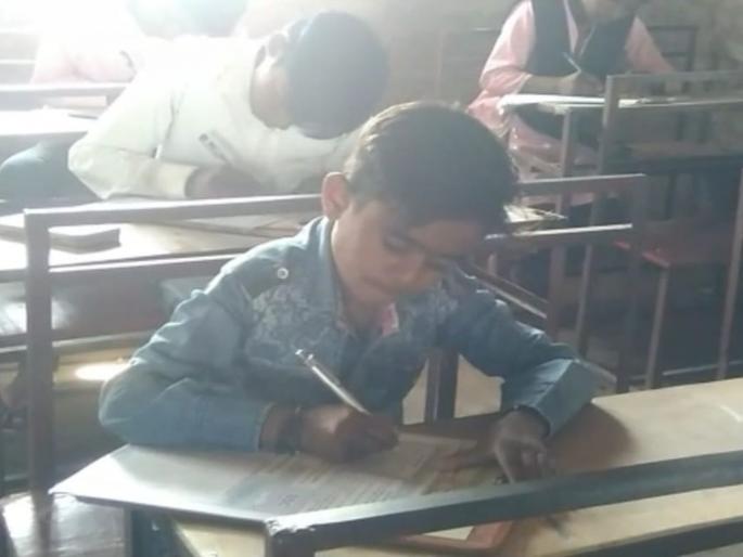 student with two and half feet height catches attention while ssc exam in washim | ...अन् काही वेळासाठी सर्वच विसरले दहावीची परीक्षा; संपूर्ण शाळेत त्याचीच चर्चा