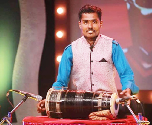 New; Drummer playing on skulls, sticks, pillows and cans | नवलच; घागर, हंडा, कळशी अन् डबा वाजवित झाला ढोलकीवादक New; Drummer playing on skulls, sticks, pillows and cans | नवलच; घागर, हंडा, कळशी अन् डबा वाजवित झाला ढोलकीवादक
