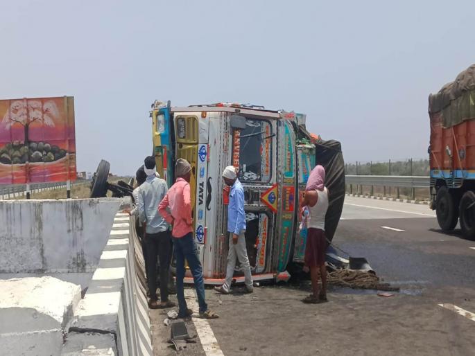 pomegranate truck overturns on near samruddhi highway driver injured in buldhana | समृद्धीवर डाळिंबाचा ट्रक उलटला, चालक जखमी pomegranate truck overturns on near samruddhi highway driver injured in buldhana | समृद्धीवर डाळिंबाचा ट्रक उलटला, चालक जखमी