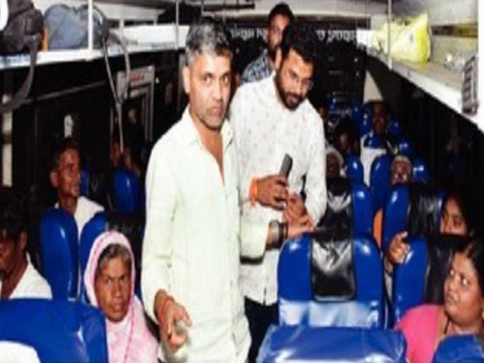 ncp mp Nilesh Lanke suddenly arrives at the nagar bus stand After the Swargate incident What happened next | स्वारगेटच्या घटनेनंतर नीलेश लंके अचानक पोहोचले नगरच्या बसस्थानकात; पुढे काय घडलं? ncp mp Nilesh Lanke suddenly arrives at the nagar bus stand After the Swargate incident What happened next | स्वारगेटच्या घटनेनंतर नीलेश लंके अचानक पोहोचले नगरच्या बसस्थानकात; पुढे काय घडलं?