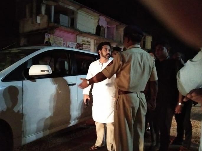Police investigate Nilesh Rane's car | कणकवलीत नाकाबंदी; निलेश राणेंच्या गाडीची तपासणी; शिवसेना पदाधिकाऱ्याकडून रोकड जप्त! Police investigate Nilesh Rane's car | कणकवलीत नाकाबंदी; निलेश राणेंच्या गाडीची तपासणी; शिवसेना पदाधिकाऱ्याकडून रोकड जप्त!