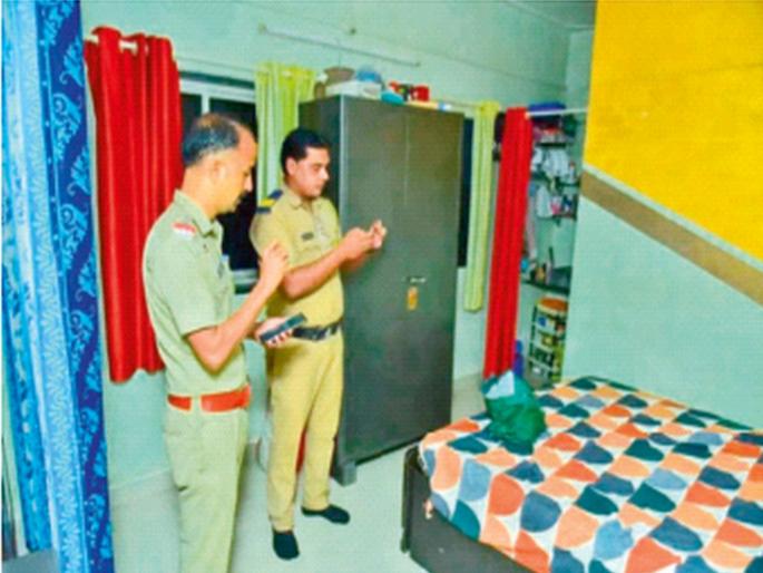 Video: Eknath Shinde Shiv sena MLA Nilesh Rane conducted a 'sting operation'; Bag of money found in BJP office bearer house at Sindhudurg | Video: आमदार नीलेश राणेंनी केलं 'स्टिंग ऑपरेशन'; भाजपा पदाधिकाऱ्याच्या घरात पैशांची बॅग