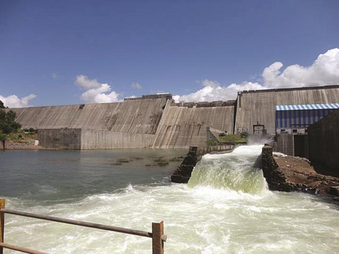 Released the rotation from the Bhandardara dam; | निळवंडे धरणातून प्रवरा नदीपात्रात सोडले पाणी; चार दिवस चालणार आवर्तन Released the rotation from the Bhandardara dam; | निळवंडे धरणातून प्रवरा नदीपात्रात सोडले पाणी; चार दिवस चालणार आवर्तन