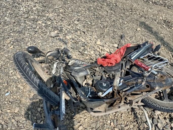 Two-wheeler killed in car crash on Shegaon-Akot highway | शेगाव-अकोट महामार्गावर कारच्या धडकेत दुचाकीस्वार ठार Two-wheeler killed in car crash on Shegaon-Akot highway | शेगाव-अकोट महामार्गावर कारच्या धडकेत दुचाकीस्वार ठार