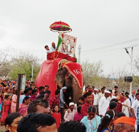 Gurudev Ranade Punyitithi Sohala; An elephant procession at Nimbal | गुरुदेव रानडे पुण्यतिथी सोहळा; निंबाळ येथे हत्तीवरून मिरवणूक Gurudev Ranade Punyitithi Sohala; An elephant procession at Nimbal | गुरुदेव रानडे पुण्यतिथी सोहळा; निंबाळ येथे हत्तीवरून मिरवणूक