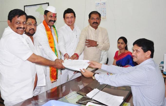 Eight candidates filed nomination papers for BJP's Nimbalkar in Madha Lok Sabha constituency | माढा लोकसभा मतदारसंघासाठी भाजपच्या निंबाळकरांसह आठ उमेदवारांचे अर्ज दाखल Eight candidates filed nomination papers for BJP's Nimbalkar in Madha Lok Sabha constituency | माढा लोकसभा मतदारसंघासाठी भाजपच्या निंबाळकरांसह आठ उमेदवारांचे अर्ज दाखल