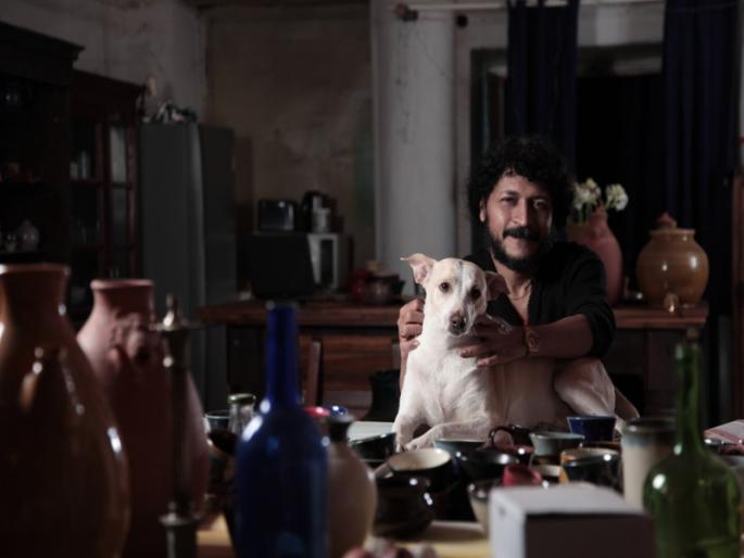 ‘Animal Friend’ who sells his artwork to keep the street dogs a live | पुणेकर प्राणीमित्रानं मन जिंकलं; स्वतःच्या कलाकृती विकून रस्त्यावरच्या मुक्या प्राण्यांना जगवलं!