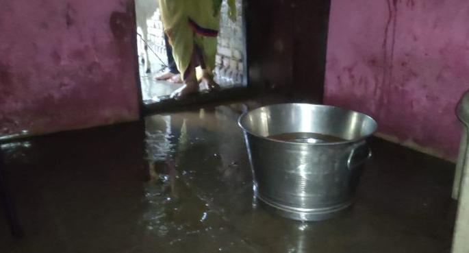 Rainwater seeped into many homes; Damage from soaking grain in the house |  पावसाचे पाणी अनेक घरात शिरले; घरातील धान्य भिजल्याने नुकसान 