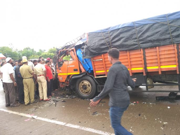 Kolhapur: Bolero's tire breaks near Nashik, including five dead, three vegetable marketers | कोल्हापूर : निपाणीजवळ बोलेरोचा टायर फुटून भीषण अपघात, पाच ठार, तिघा भाजी विक्रेत्यांचा समावेश Kolhapur: Bolero's tire breaks near Nashik, including five dead, three vegetable marketers | कोल्हापूर : निपाणीजवळ बोलेरोचा टायर फुटून भीषण अपघात, पाच ठार, तिघा भाजी विक्रेत्यांचा समावेश