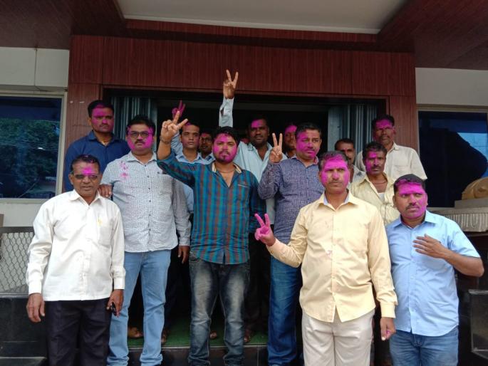  Jollene minister: Nirvana, activists burst into flames | जोल्लेंनी मंत्रीपद : निपाणीत जल्लोष, कार्यकर्त्यानी फोडले फटाके