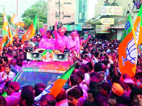 Shashikala wins heavy battle against Kaka Patil: Welcome to Jolwal | निपाणीत शशिकला ज्वोल्लेच भारी काका पाटील यांची लढत : जल्लोषी मिरवणुकीने स्वागत