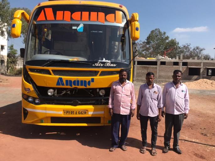 Three arrested for entering Karnataka with fake RTPCR negative report | कर्नाटकात प्रवेश करण्यासाठी आरटीपीसीआर अहवालात जुगाड, तिघे ताब्यात Three arrested for entering Karnataka with fake RTPCR negative report | कर्नाटकात प्रवेश करण्यासाठी आरटीपीसीआर अहवालात जुगाड, तिघे ताब्यात