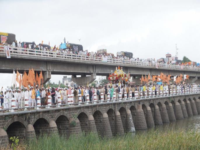 Ashadhi Ekadashi 2018:Sant Dnyaneshwar Palkhi entered in Satara | Ashadhi Ekadashi 2018 : माऊलींना निरास्नान : पुण्याची सीमा ओलांडली, साता-यात प्रवेश