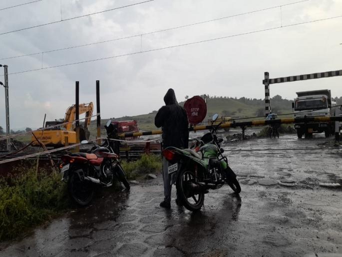 Railway gate on Nira-Jeur route closed again for 12 hours | नीरा-जेऊर मार्गावरील रेल्वे गेट पुन्हा १२ तास बंद Railway gate on Nira-Jeur route closed again for 12 hours | नीरा-जेऊर मार्गावरील रेल्वे गेट पुन्हा १२ तास बंद