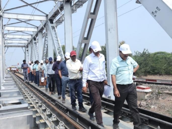 117 km speed express runs on Nira to Lonand railway, test successful | नीरा ते लोणंद मार्गावर धावली ११७ किलोमीटर गतीची एक्स्प्रेस, चाचणी यशस्वी 117 km speed express runs on Nira to Lonand railway, test successful | नीरा ते लोणंद मार्गावर धावली ११७ किलोमीटर गतीची एक्स्प्रेस, चाचणी यशस्वी