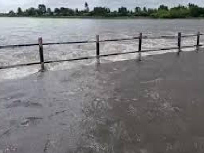 Satara district continues to receive heavy rainfall in the west; Patan youth washed away, bridge over Neera river under water | सातारा जिल्ह्यात पश्चिमेकडे पावसाचा जोर कायम; पाटणला युवक वाहून गेला, नीरा नदीवरील पूल पाण्याखाली Satara district continues to receive heavy rainfall in the west; Patan youth washed away, bridge over Neera river under water | सातारा जिल्ह्यात पश्चिमेकडे पावसाचा जोर कायम; पाटणला युवक वाहून गेला, नीरा नदीवरील पूल पाण्याखाली