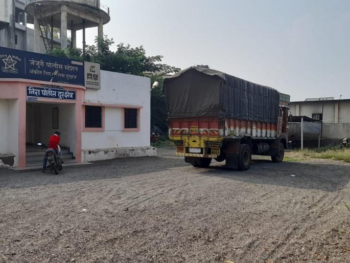 A 78-year-old senior citizen died after being run over by a truck in Neera | नीरा बस स्थानकासमोर अंगावरून ट्रक गेल्याने जेष्ठ नागरिकाचा जागीच मृत्यू A 78-year-old senior citizen died after being run over by a truck in Neera | नीरा बस स्थानकासमोर अंगावरून ट्रक गेल्याने जेष्ठ नागरिकाचा जागीच मृत्यू