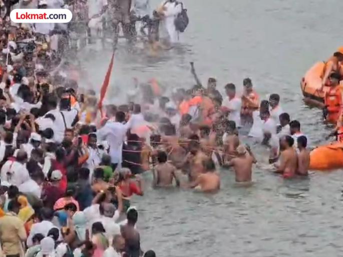 Ashadhi Wari Amidst the chants of Mauli Mauli, the shoes of Gyandev are bathed in water, and the grandeur of the ceremony is accompanied by farewell from Pune district | "माउली..माउली..' नामाच्या जयघोषात ज्ञानदेवांच्या पादुकांना नीरा स्नान;सोहळ्याचा वैभवी लवाजम्यासह पुणे जिल्ह्याचा निरोप Ashadhi Wari Amidst the chants of Mauli Mauli, the shoes of Gyandev are bathed in water, and the grandeur of the ceremony is accompanied by farewell from Pune district | "माउली..माउली..' नामाच्या जयघोषात ज्ञानदेवांच्या पादुकांना नीरा स्नान;सोहळ्याचा वैभवी लवाजम्यासह पुणे जिल्ह्याचा निरोप
