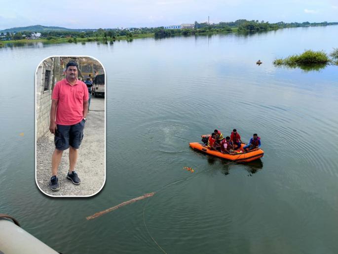 officer Joint Director of Marketing jumped into the Neera River Search operation of rescue team started | पणन सहसंचालक असणाऱ्या अधिकाऱ्याने नीरा नदीत मारली उडी; रेस्क्यू पथकाचे शोधकार्य सुरू officer Joint Director of Marketing jumped into the Neera River Search operation of rescue team started | पणन सहसंचालक असणाऱ्या अधिकाऱ्याने नीरा नदीत मारली उडी; रेस्क्यू पथकाचे शोधकार्य सुरू