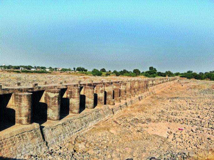 Neera river falls dry, agricultural water scarcity is severe | नीरा नदीचे पात्र पडले कोरडे, शेतीच्या पाण्याची टंचाई तीव्र Neera river falls dry, agricultural water scarcity is severe | नीरा नदीचे पात्र पडले कोरडे, शेतीच्या पाण्याची टंचाई तीव्र