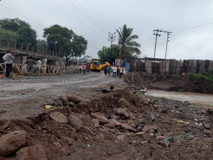 Pune Rain Heavy rain in Neera area; Baramati road traffic jammed | Pune Rain: नीरा परिसरात झालेल्या जोरदार पावसामुळे बारामती रस्त्यावरील वाहतूक ठप्प