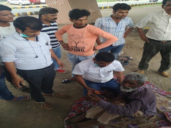 The doctor gave his help | निराधाराला डॉक्टरांनी दिला मदतीचा हात 