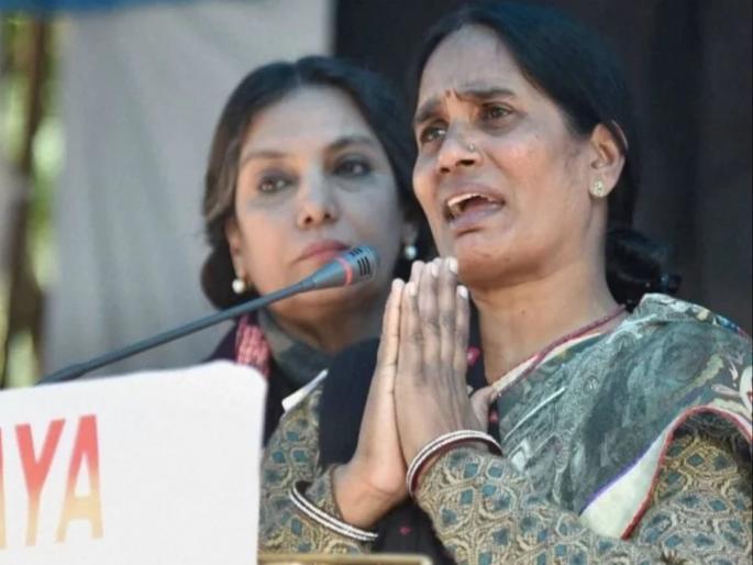 nirbhayas mother reaction after convicted gets time till 7th January from court | ...मग आमच्या अधिकारांचं काय? दोषींना मुदत मिळताच निर्भयाच्या आईचा सवाल; अश्रू अनावर nirbhayas mother reaction after convicted gets time till 7th January from court | ...मग आमच्या अधिकारांचं काय? दोषींना मुदत मिळताच निर्भयाच्या आईचा सवाल; अश्रू अनावर