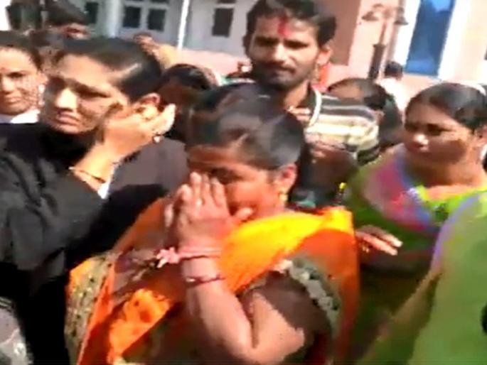 My Chhakuli got justice - Mother of Nirbhaya | कोपर्डी प्रकरण- माझ्या छकुलीला न्याय मिळाला, निर्भयाच्या आईला अश्रू अनावर  My Chhakuli got justice - Mother of Nirbhaya | कोपर्डी प्रकरण- माझ्या छकुलीला न्याय मिळाला, निर्भयाच्या आईला अश्रू अनावर