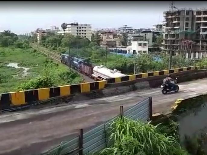 Nilje railway flyover open to traffic | निळजे रेल्वे उड्डाणपूल वाहतुकीस खुला; अवघ्या १५ दिवसांत केली दुरुस्ती  Nilje railway flyover open to traffic | निळजे रेल्वे उड्डाणपूल वाहतुकीस खुला; अवघ्या १५ दिवसांत केली दुरुस्ती