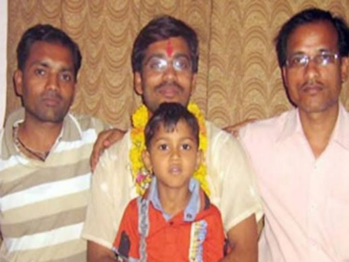 father tailor son sold newspapers to pay fees cracked upsc without coaching became ias | वडील शिंपी, मुलाने फी भरण्यासाठी वृत्तपत्रं विकली; कोचिंगशिवाय मिळवलं मोठं यश, झाला IAS father tailor son sold newspapers to pay fees cracked upsc without coaching became ias | वडील शिंपी, मुलाने फी भरण्यासाठी वृत्तपत्रं विकली; कोचिंगशिवाय मिळवलं मोठं यश, झाला IAS