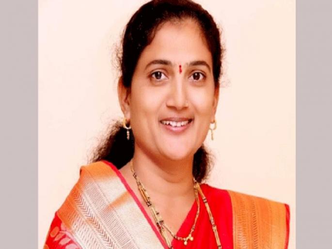 zilla parishad president nirmala pansare waiting an hour alandi to enter temple | आळंदीत पोलिसांच्या अरेरावीने जिल्हा परिषद अध्यक्षांना मंदिर प्रवेशास अर्धातास 'वेटिंग' zilla parishad president nirmala pansare waiting an hour alandi to enter temple | आळंदीत पोलिसांच्या अरेरावीने जिल्हा परिषद अध्यक्षांना मंदिर प्रवेशास अर्धातास 'वेटिंग'
