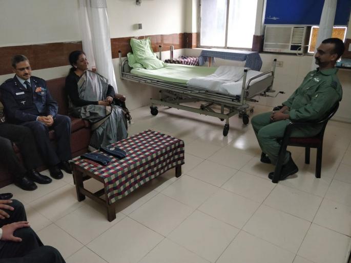 Defense Minister Nirmala Seetharaman visited the Wing Commander Abhinandan | संरक्षणमंत्री निर्मला सीतारमन यांनी घेतली विंग कमांडर अभिनंदन यांची भेट Defense Minister Nirmala Seetharaman visited the Wing Commander Abhinandan | संरक्षणमंत्री निर्मला सीतारमन यांनी घेतली विंग कमांडर अभिनंदन यांची भेट