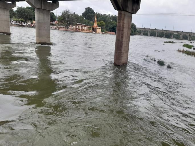 Water level rises in Nira river catchment area; Large discharge from four dams | नीरा नदीच्या पाणलोट क्षेत्रात पाणीपातळीत वाढ; चार धरणांतून मोठ्या प्रमाणात विसर्ग Water level rises in Nira river catchment area; Large discharge from four dams | नीरा नदीच्या पाणलोट क्षेत्रात पाणीपातळीत वाढ; चार धरणांतून मोठ्या प्रमाणात विसर्ग