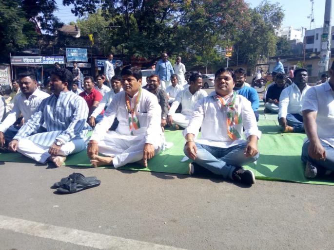 Solapur Youth Congress's 'Nishashasan' to protest against Fadnavis government | फडणवीस सरकारच्या निषेधार्थ सोलापूर युवक काँग्रेसचे ‘निषेधासन’ Solapur Youth Congress's 'Nishashasan' to protest against Fadnavis government | फडणवीस सरकारच्या निषेधार्थ सोलापूर युवक काँग्रेसचे ‘निषेधासन’