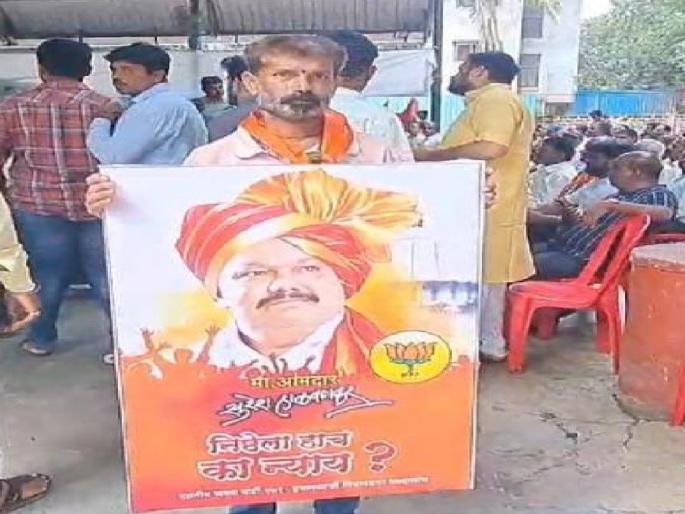 In a gathering of BJP workers, Halvankar's workers displayed a poster saying Nishtela hach ka nyay directly in front of Bawankule | Kolhapur: 'निष्ठेला हाच का तो न्याय?'; सुरेश हाळवणकर यांच्या समर्थकांनी पोस्टर झळकावले In a gathering of BJP workers, Halvankar's workers displayed a poster saying Nishtela hach ka nyay directly in front of Bawankule | Kolhapur: 'निष्ठेला हाच का तो न्याय?'; सुरेश हाळवणकर यांच्या समर्थकांनी पोस्टर झळकावले
