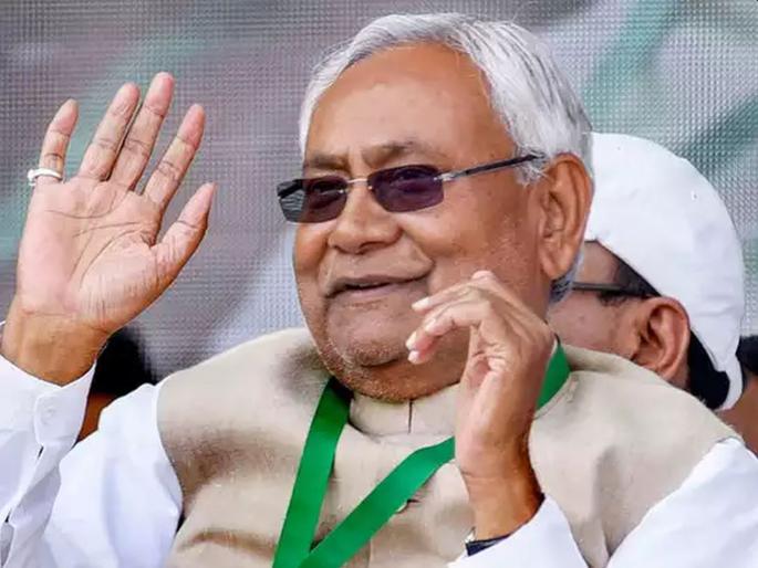 onion pelted during Chief Minister Nitish Kumar's election rally in Bihar Election | खळबळजक Video! नितिशकुमार नोकऱ्यांवर बोलताच गर्दीतून कांदाफेक onion pelted during Chief Minister Nitish Kumar's election rally in Bihar Election | खळबळजक Video! नितिशकुमार नोकऱ्यांवर बोलताच गर्दीतून कांदाफेक