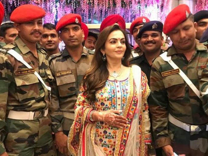 Did Mukesh Ambani use armed forces in his son akashs wedding fact check | आकाशच्या लग्नात मुकेश अंबानींकडून सैन्याचा वापर?; जाणून घ्या 'त्या' फोटोमागचं सत्य