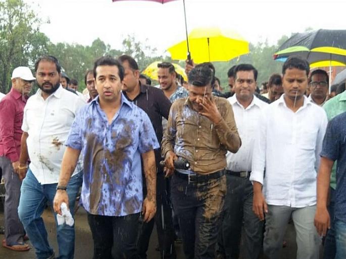 Pothole's on the highway; bath of the mud bowed to the deputy engineer | VIDEO : महामार्गावर खड्डे; आमदार नितेश राणेंनी उपअभियंत्याला घातली चिखलाची आंघोळ 