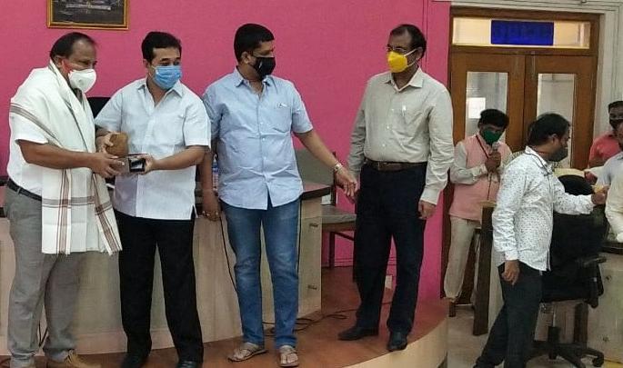 Health workers fight against corona important! : Nitesh Rane | कोरोना विरोधातील आरोग्य कर्मचाऱ्यांचा लढा महत्वपूर्ण ! : नितेश राणे Health workers fight against corona important! : Nitesh Rane | कोरोना विरोधातील आरोग्य कर्मचाऱ्यांचा लढा महत्वपूर्ण ! : नितेश राणे