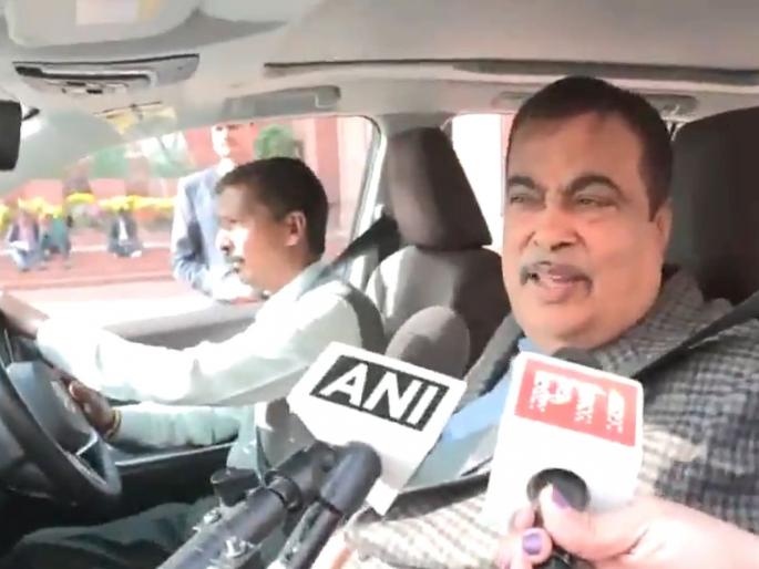 Now if you want to buy a car, buy one that runs on 100 percent ethanol...; Nitin Gadkari used toyota Innova today and said '25 rupees per liter...' | आता घ्यायची तर १०० टक्के इथेनॉलवर चालणारीच कार घ्या...; गडकरी बसले, म्हणाले '२५ रुपये लीटर...'
