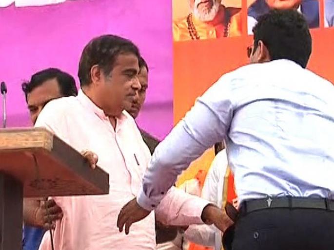 Union Minister of Road Transport and Highways Nitin Gadkari falls unconscious during the rally in Shirdi | शिर्डीतील प्रचारसभेत नितीन गडकरींची प्रकृती पुन्हा बिघडली Union Minister of Road Transport and Highways Nitin Gadkari falls unconscious during the rally in Shirdi | शिर्डीतील प्रचारसभेत नितीन गडकरींची प्रकृती पुन्हा बिघडली