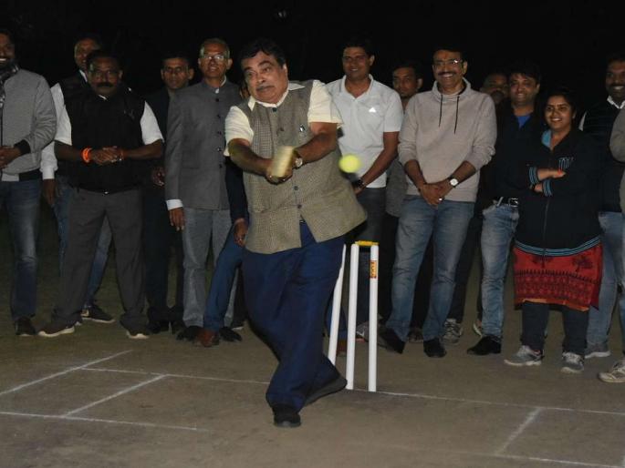 Nitin Gadkari's 'Batting' in cricket ground | क्रिकेटच्या मैदानात नितीन गडकरींची ‘फटकेबाजी’ Nitin Gadkari's 'Batting' in cricket ground | क्रिकेटच्या मैदानात नितीन गडकरींची ‘फटकेबाजी’