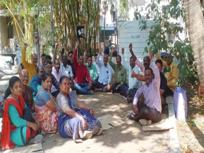 Due to teachers' boycott, the work of evaluation of 52 lakh answer sheets was stopped! | शिक्षकांच्या बहिष्कारामुळे ५२ लाख उत्तरपत्रिका मुल्यांकणाचे काम रखडले! Due to teachers' boycott, the work of evaluation of 52 lakh answer sheets was stopped! | शिक्षकांच्या बहिष्कारामुळे ५२ लाख उत्तरपत्रिका मुल्यांकणाचे काम रखडले!